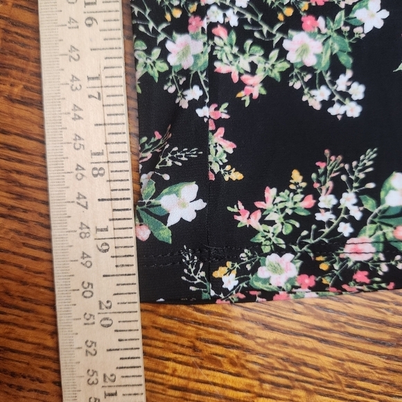 NWOT Kaileigh Jumpsuit; Black Floral size Small cropped leg with pockets - Picture 11 of 12
